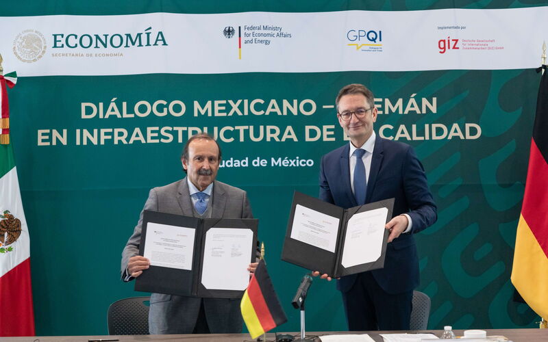 Jesús Cantú (SE) und Stefan Schnorr (BMWi) unterzeichneten den Arbeitsplan für das Jahr 2022
