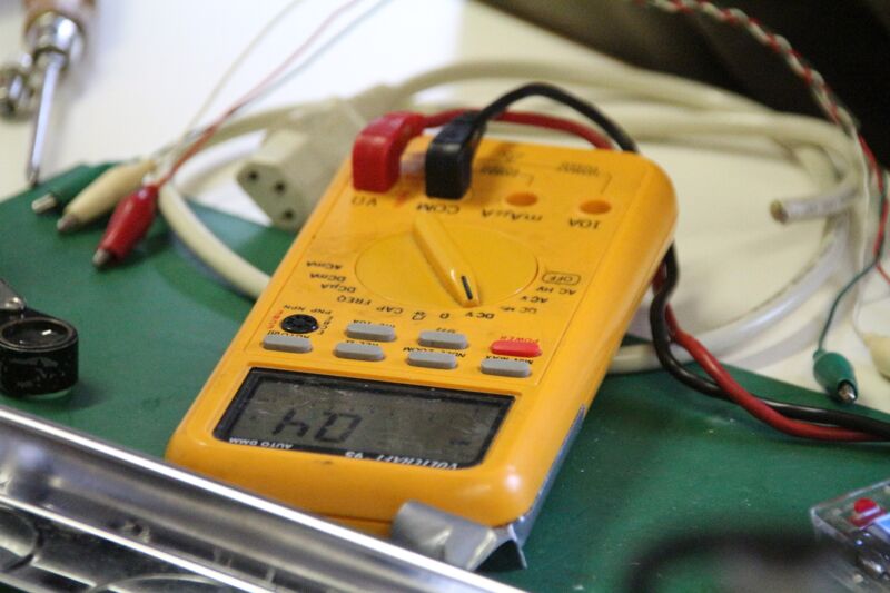Messung der Voltzahl mit einem Digitalmultimeter.