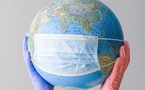 Foto eines Globus mit Atemschutzmaske