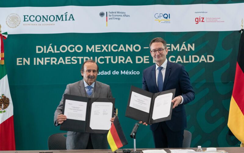 Jesús Cantú (SE) und Stefan Schnorr (BMWi) mit dem unterzeichneten Arbeitsplan für 2022.