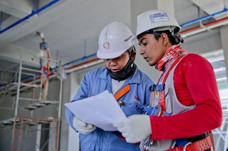 Safety engineering solutions for machines protect people and the environment.