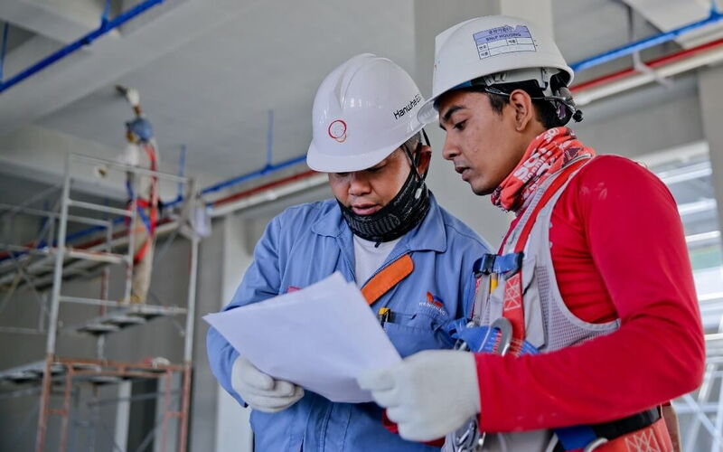 Safety engineering solutions for machines protect people and the environment.
