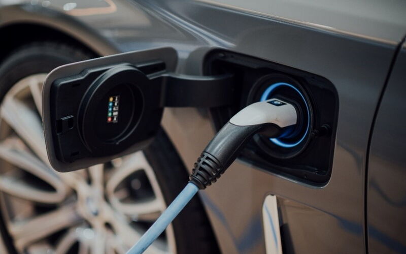 Elektrisches Fahrzeug beim Ladevorgang