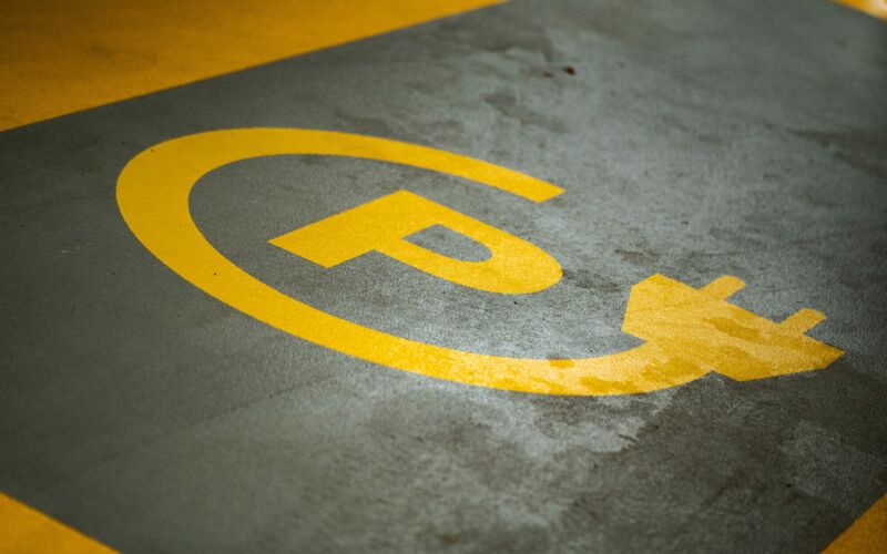Gelbe Markierung eines Stellplatzes für Elektrofahrzeuge