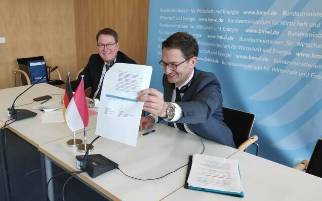 Dr. Thomas Zielke und Stefan Schnorr (BMWi) mit dem Arbeitsplan für die deutsch-indonesische Zusammenarbeit