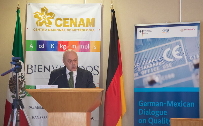 Dr Víctor Lizardi, Director General CENAM at the metrology workshop