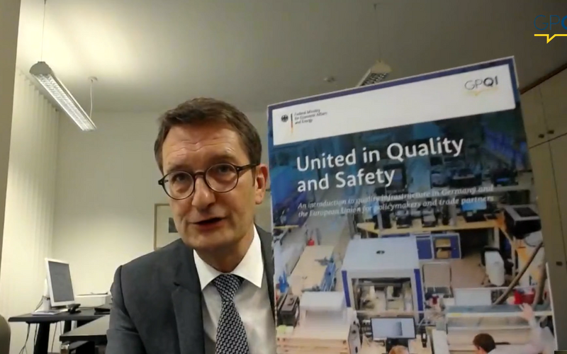Stefan Schnorr (BMWi) presents the new publication "United in Quality and Safety" and shows it to the audience via webcam.