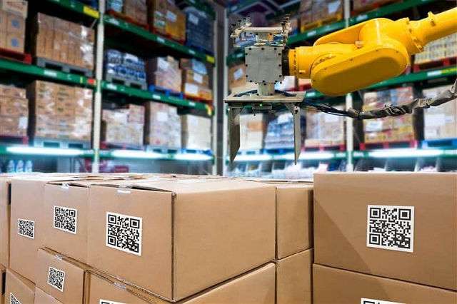 Photo: Boxes with QR-codes symbolizing growing online-trade © Zapp2Photo / Shutterstock